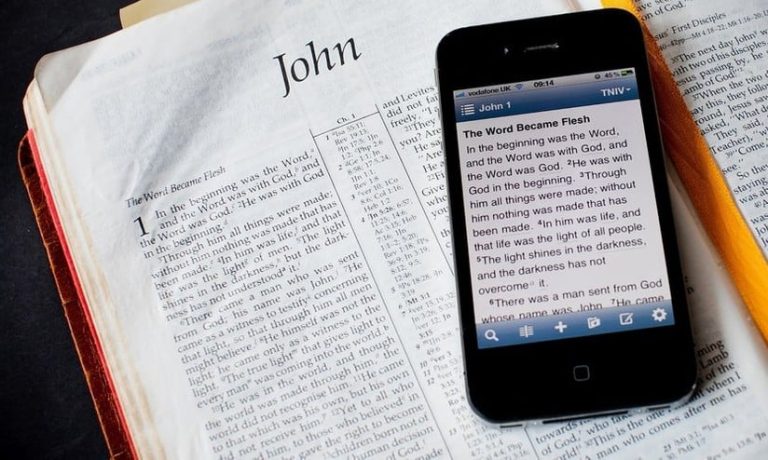 beri sveto pismo na svojem mobilnem telefonu